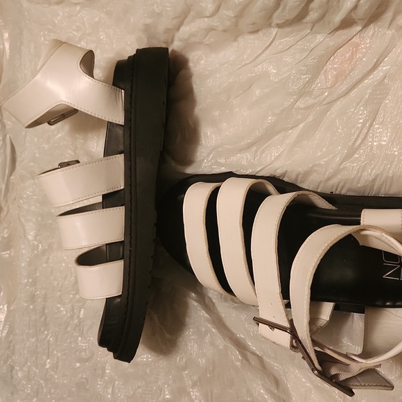 Black and white sandals buckle cage strappy wedge 2" - Picture 4 of 7